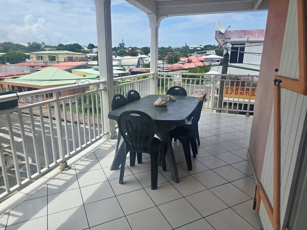 Outdoor dining - Apartment near Raisins Clairs beach and ferry terminal  (Saint-François)
