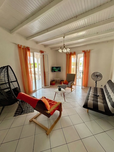 Appartement proche de la plage des Raisins Clairs et de la gare maritime 
