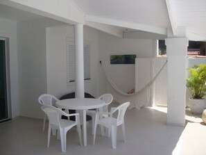 Outdoor dining - House 04 suites near the sea  (Bertioga)