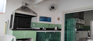 Réfrigérateur, micro-ondes, plaque de cuisson, lave-vaisselle