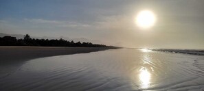 Beach nearby, sun-loungers - House 04 suites near the sea  (Bertioga)