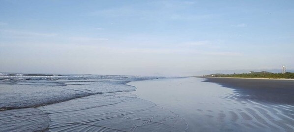 Beach nearby, sun-loungers - House 04 suites near the sea (Bertioga)