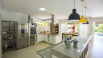 Geladeira, micro-ondas, fogão, cooktop