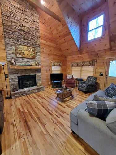Kick Back Cabin- Pet Friendly Cabin in Maggie Valley