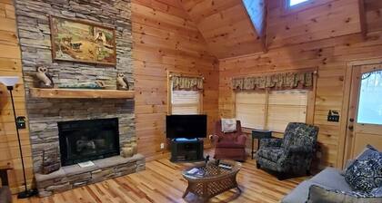 Kick Back Cabin- Pet Friendly Cabin in Maggie Valley