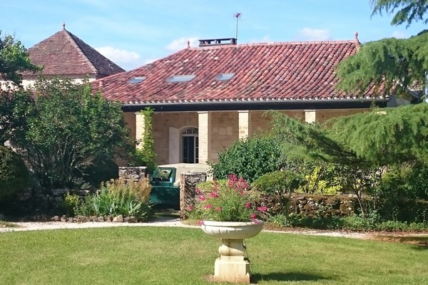 La maison principale côté jardin