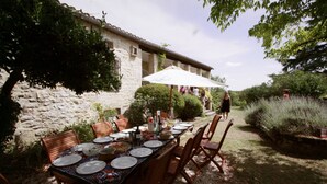 Outdoor dining - Large typical charming house in Lot on a limestone plateau with heated pool (Sauzet)