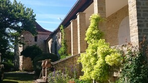 Property grounds - Large typical charming house in Lot on a limestone plateau with heated pool (Sauzet)