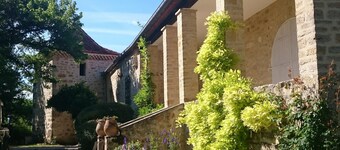 Stor karakter ejendom med alle moderne faciliteter, med opvarmet swimmingpool