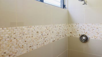 Combined shower/bathtub, hair dryer, towels, soap