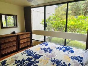 1 chambre, fer et planche à repasser, lit de bébé portatif