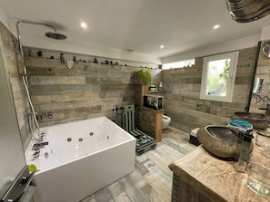 Bathtub, hair dryer, towels - L'Abri des flots, L'Abri des flots (Bonifacio)
