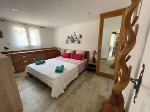 3 bedrooms, iron/ironing board, travel crib, internet