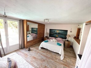 3 quartos, ferros/tábuas de passar roupa, berço de viagem