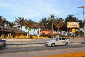 Property grounds - 50m from the sea and the best of the beach, with air conditioning / Wi-Fi and whirlpool (fortaleza)