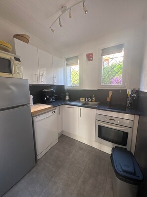 Fridge, microwave, oven, stovetop - St Raphael Garden Villa very nice and quiet close to the beaches and Centre (Saint-Raphaël)