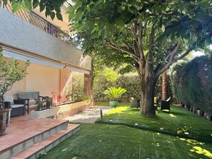 Terrace/patio - St Raphael Garden Villa very nice and quiet close to the beaches and Centre (Saint-Raphaël)