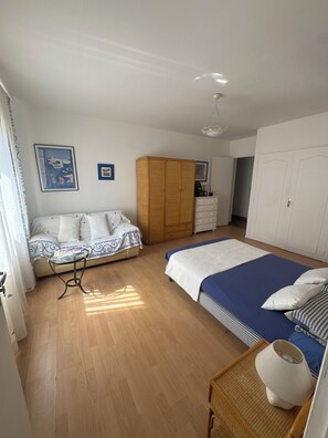 A bedroom with a bed, a sofa, a wardrobe, a dresser, and a small table. - St Raphael Garden Villa very nice and quiet close to the beaches and Centre (Saint-Raphaël)