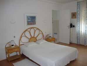 1 chambre, fer et planche à repasser, Wi-Fi gratuit, draps fournis