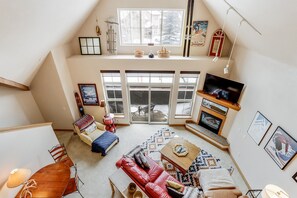 Fernseher, Kamin, DVD-Player, Bücher