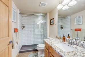 Ensemble douche/baignoire, sèche-cheveux, serviettes fournies, shampoing