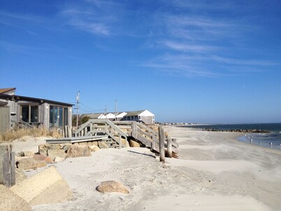 Private Sandy Beach, Truly Oceanfront,Private Decks, Free Kayak, Sleeps 5