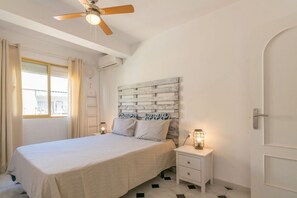 3 soverom, skrivebord, strykejern/-brett og reiseseng for barn