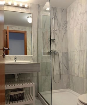 Shower, hair dryer, bidet, towels - AMAZING APARTMENT IN GREAT RESORT&COUNTRY CLUB (Benhavis (Costa del Sol .Malaga))