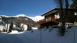 A chalet with a balcony overlooking a snowy mountain landscape. - SUPER LIORAN INDIVIDUAL CHALET COMFORTABLE 8 BEDS (Laveissière)