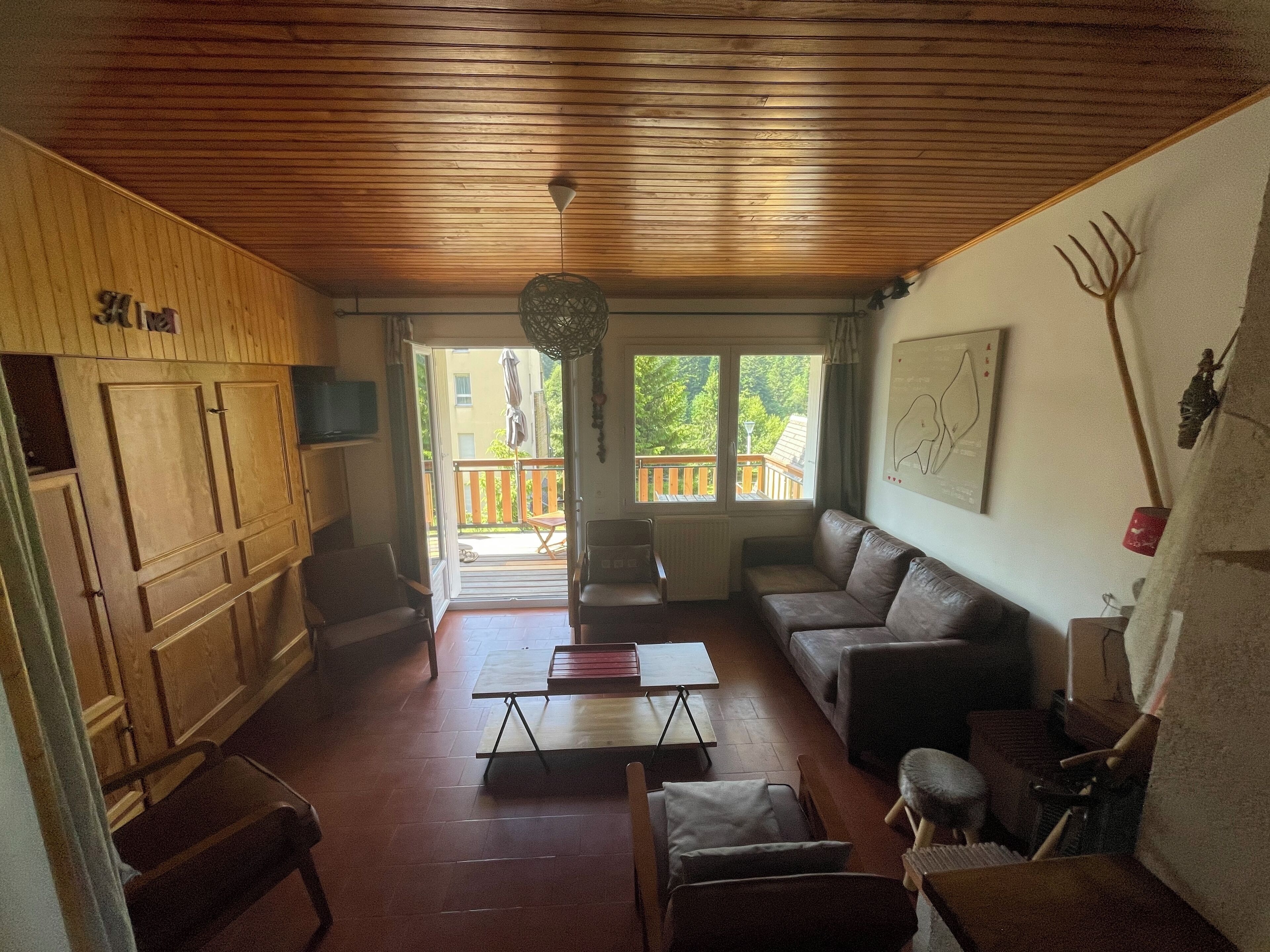 Televisie, een open haard en een dvd-speler