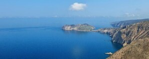 Un paisaje costero con un acantilado escarpado y una pequeña isla.