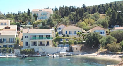 'Esitelty Kreikka-lehdessä' Ylellinen huvila HARJOITTELIJEN MERENNÄKYMÄT Kefalonia