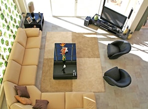 TV, DVD player, livros, aparelho de som