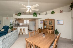 Dining - Pool Home -Affordable Havasu Beauty (Lake Havasu City)