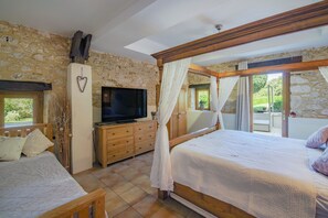 6 bedrooms, iron/ironing board, free WiFi, bed sheets