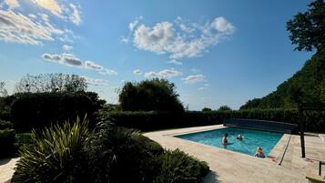 Een buitenzwembad en een verwarmd zwembad