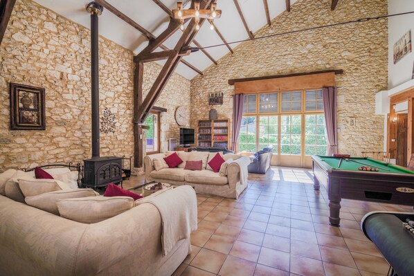 Smart TV, fireplace, DVD player, table football - ACABANES Luxury villa with heated pool, 20 min Bergerac airport, 5m Vigiers golf (Thénac)