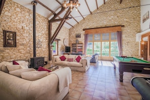 Smart TV, fireplace, DVD player, table football - ACABANES Luxury Dordogne villas, 20m Bergerac airport, 5m Chateau Vigiers golf (Thénac)