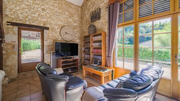 TV connectée, cheminée, lecteur de DVD, baby-foot