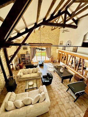 Smart TV, chimenea, reproductor de DVD y futbolito