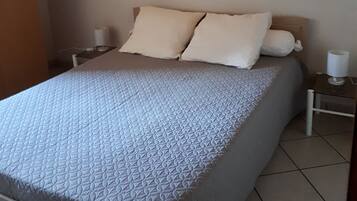 2 slaapkamers, een strijkplank/strijkijzer, reisbedje, gratis wifi