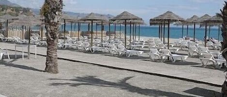 Vlak bij het strand, ligstoelen aan het strand