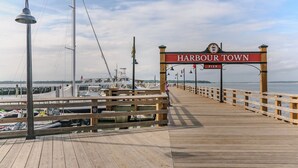 Un muelle de madera que lleva a Harbour Town Pier, con un cartel en la parte superior.