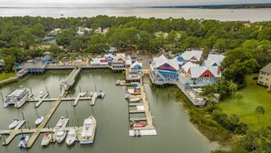 Un puerto deportivo con barcos amarrados y edificios frente al agua.