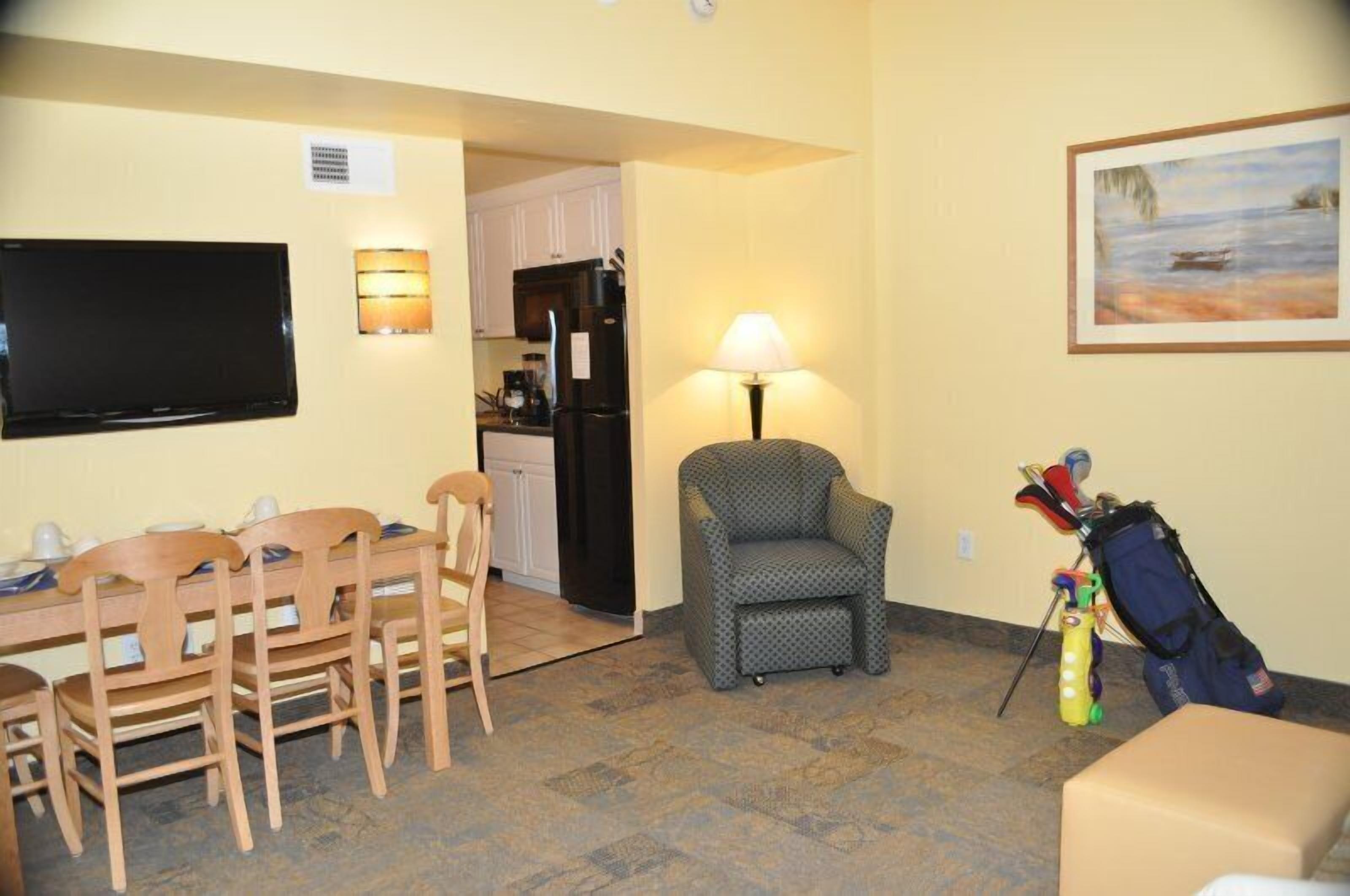 Atrium Resort Virginia Beach: 1BR 1BA Sleeps 4. Pool, Hot Tub, Tanning, Laundry