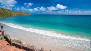 A beach with clear turquoise waters, a wooden deck, and a stone wall. - La Sirène du Diamant ,18 guests
Spacious beachfront rental in Martinique : (LE DIAMANT)