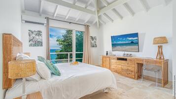 7 dormitorios, caja fuerte, escritorio y sistema de insonorización