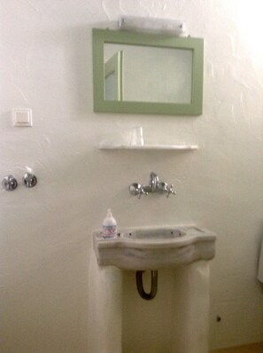 Dusch, hårtork och handdukar