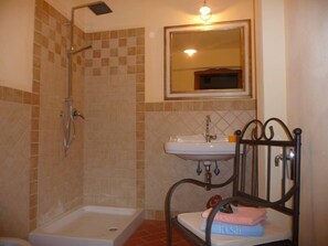 Douche, séchoir à cheveux, bidet, serviettes fournies