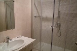 Hair dryer, toilet paper - Large studio for 2 to 4 people in Mandelieu La Napoule  South of France (Mandelieu-La-Napoule)